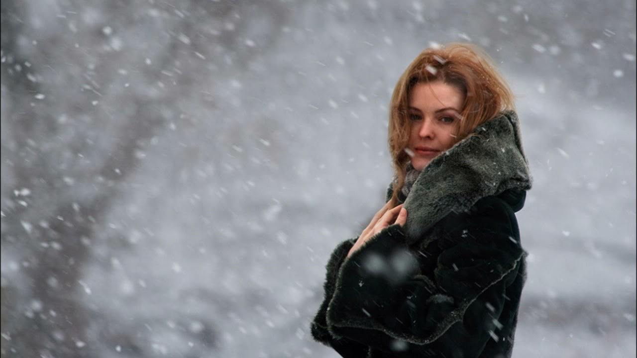 И надрываясь в метелях. Девушка под снегом. Женщина и снег.