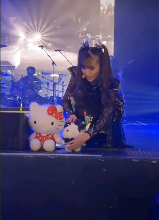 'MOA and her 2 HELLO KITTY'S 😺'MOA should have had 3😞'#babymetal #moametal #youtubeshorts