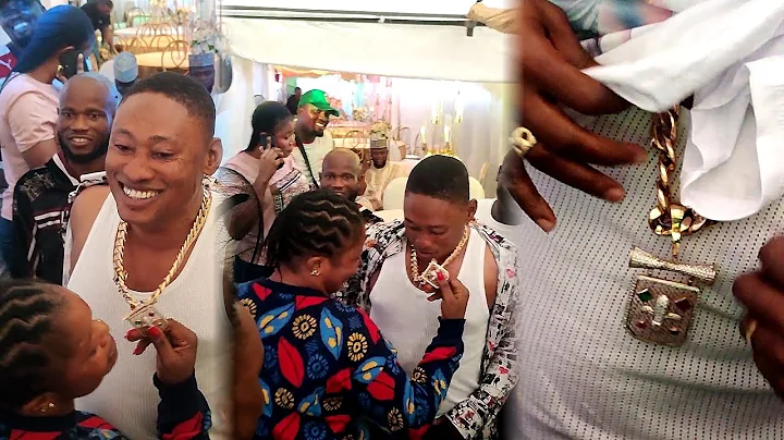 SEE HOW BEAUTIFUL LADY TRIED TO KISS RILWAN COOLER OLORI ODO OF IJORA KINGDOM NECK CUBBAN IN PUBLIC