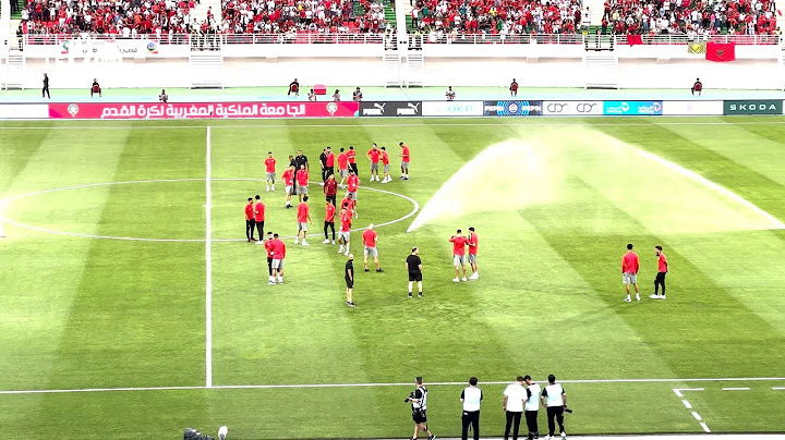 شاهد..نجوم المنتخب الوطني يدخلون أرضية ملعب فاس وسط أجواء حماسية