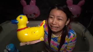 BERBURU KOTAK BERHADIAH LUCU SAMPAI MALAM! Aku Di Kunci Dalam Kamar Mandi Bathub