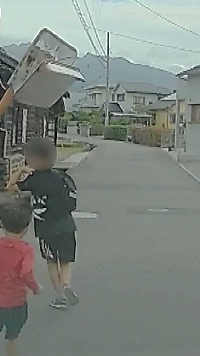 【ドラレコ映像】「危ない、危ない!」カーブミラー倒れ頭に直撃 小学生を救急搬送 #衝撃映像 #ドラレコ事故 #Shorts