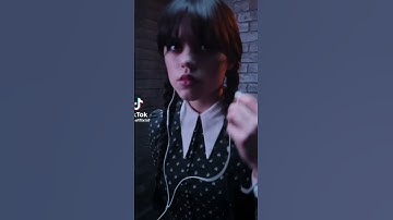 Thumbnail of Merlina Escucha musica