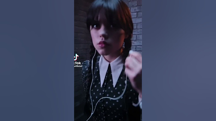 Merlina Escucha musica