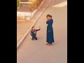 صورة جميلة طفل ي هدي أمه وردة امتنان ا لها على ربطها حذاءه