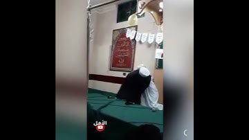 في مشهد مؤثر.. أب يقبًّل قدم ابنه أثناء تكريمه بعد إتمامه حفظ القرآن الكريم في مصر