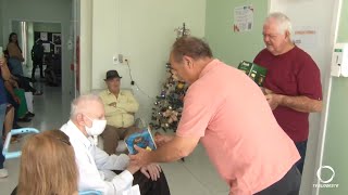 Hospital do Câncer entrega panetones de Natal aos...