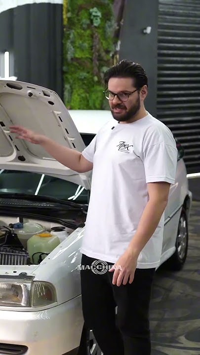 Entenda quais são os riscos de jogar água no cofre do motor.