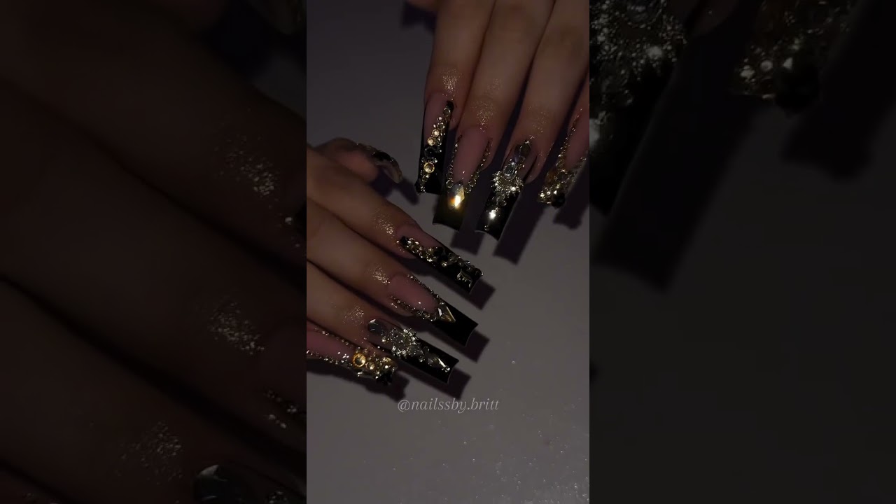 Obsessed with this chic black and gold nail design! So elegant. 😍 