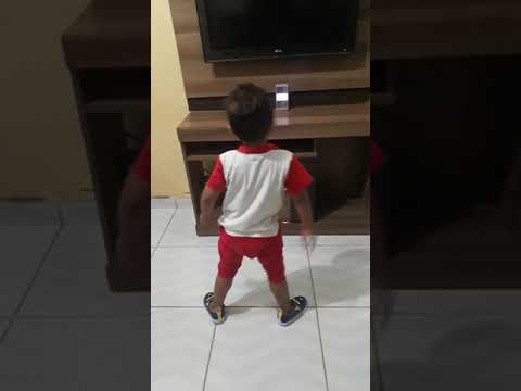 Criança dançando, liga da alegria fuleragem