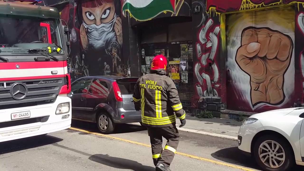 Immagini: Milano, i Vigili del Fuoco spengono l’incendio al Lambretta
