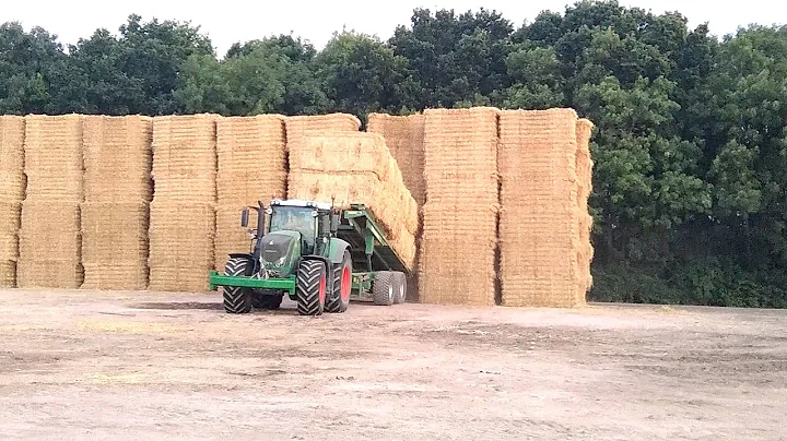 Fendt Vario unloading bales with Heath Superchaser