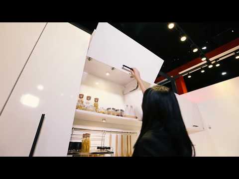 วีดีโอ: ประตูบานเฟี้ยมสำหรับตู้เสื้อผ้า (25 รูป): มู่ลี่แทนประตูเฟอร์นิเจอร์ในตู้บนระเบียงและสำหรับตู้เสื้อผ้า