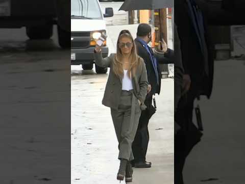 جينيفر لوبيز هي أيقونة الموضة JLo Shorts