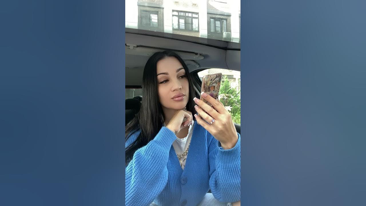 Колонка алиса фото с девушкой. Голос девушки для пранка. Звуки девушек голосовых пранк. Девушка с разными голосами. Голосовая рулетка.