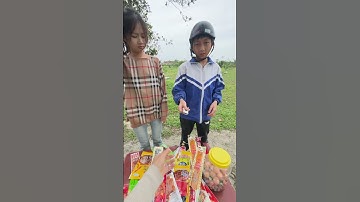 Cậu bé xấu tính nhặt được tiền rơi đồng thời mua tăm cay ăn #shorts