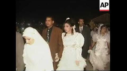 حفل زواج جماعي عراقي ل153 زوجاً في بغداد في التسعينات- نادر وحصري