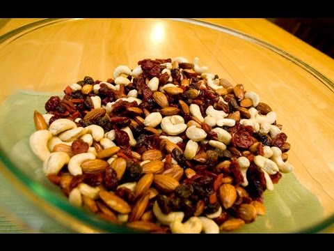 Easy Bodybuilding Snack: Healthy Homemade Trail Mix