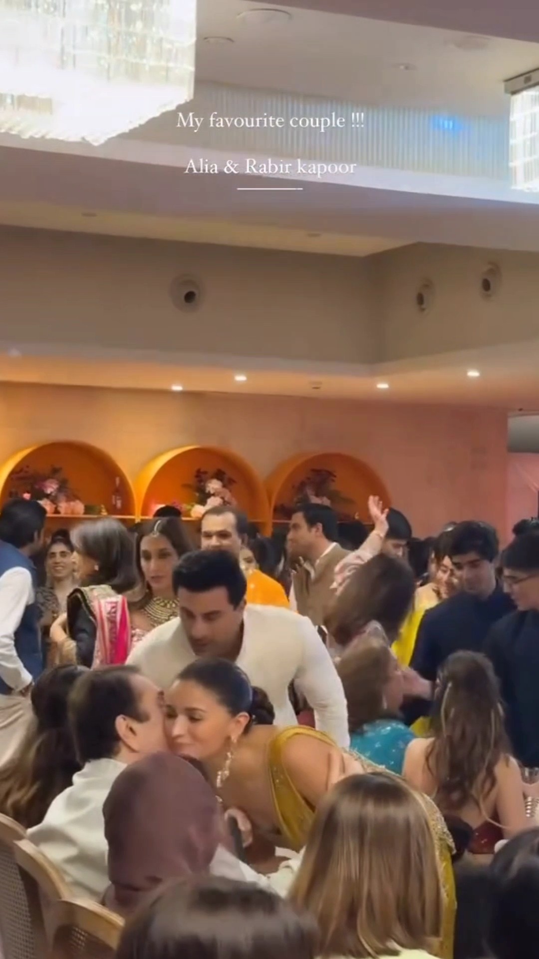 Alia Bhatt \u0026 Ranbir Kapoor TOUCH elders' feet at Aadar-Alekha’s Mehendi❤️ #alia #ranbir #ralia