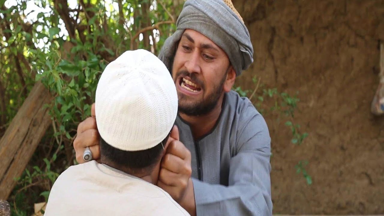 مصطفى بيسرق شباشب قدام الجامع 😁😂