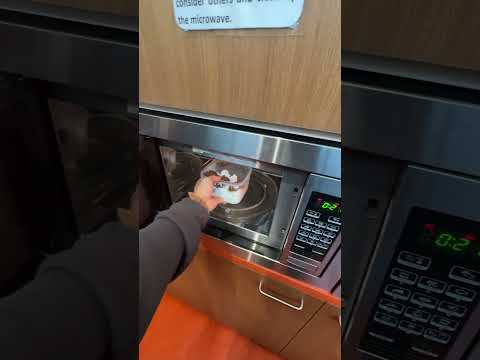 makan-siang-pake-microwave-di-kampus