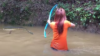 Girl Make BowFishing Using PVC Pipe To Shoot Fish