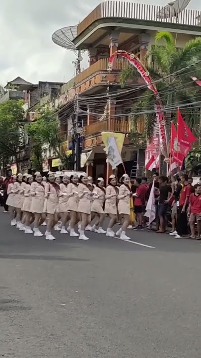 MENYALA aksi peserta gerak jalan dari spendapura karangasem bali