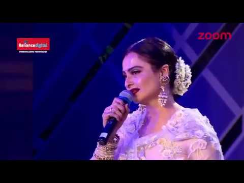 Rekha standing ovation for Amitabh Bachan at  the Filmfare Style And Glamour Award 2017