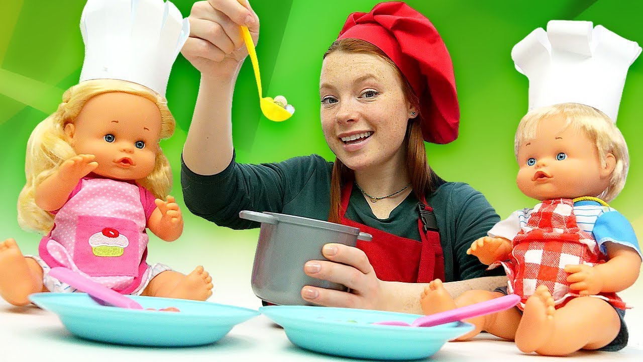 Spielspaß mit Nenuco Puppen. Die Zwillinge baden. Spielzeug Video für Kinder