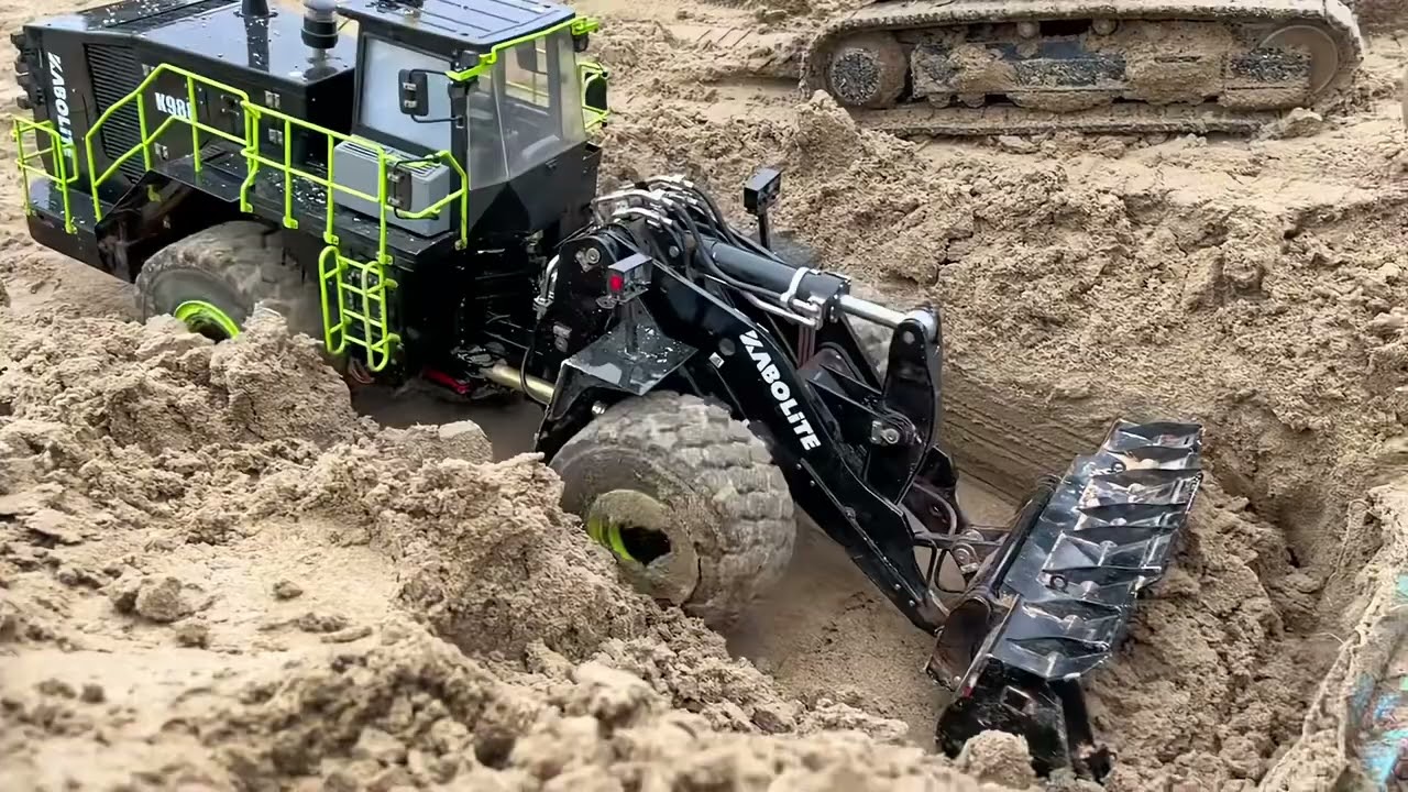 The weather’s perfect! Time to take the 1/14 Kabolite K988 Hydraulic RC Loader out for some fun!