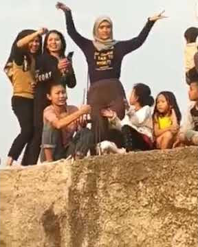 Indo jilbab goyang santuy