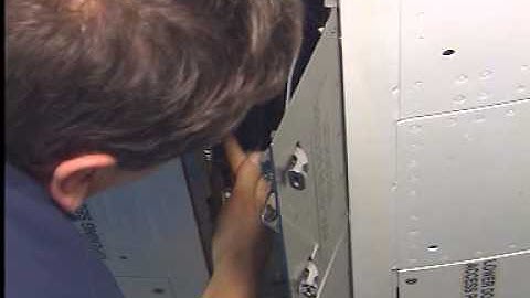 AIRCRAFT | A330 Trent 700 - Opening of the Thrust Reverser Cowl Doors