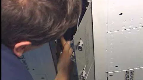 AIRCRAFT | A330 Trent 700 - Opening of the Thrust Reverser Cowl Doors