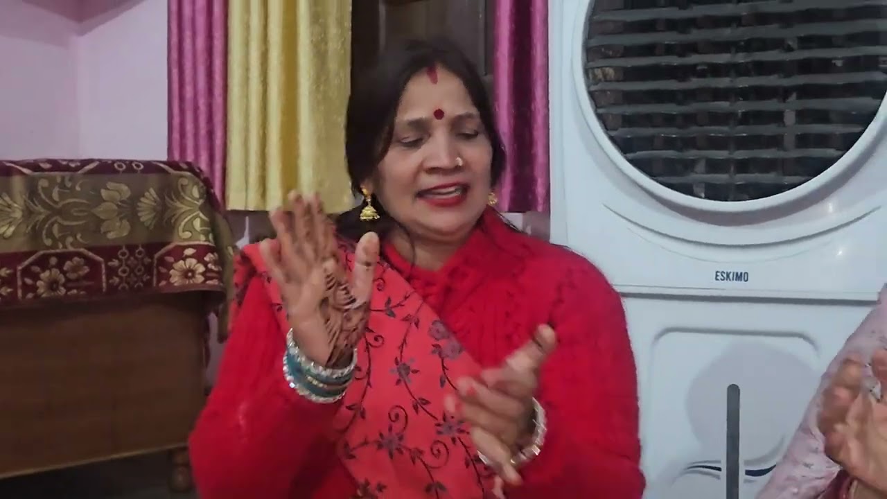 माताभजन। सज धज कर बैठी मां और मंद मंद मुस्काए। 