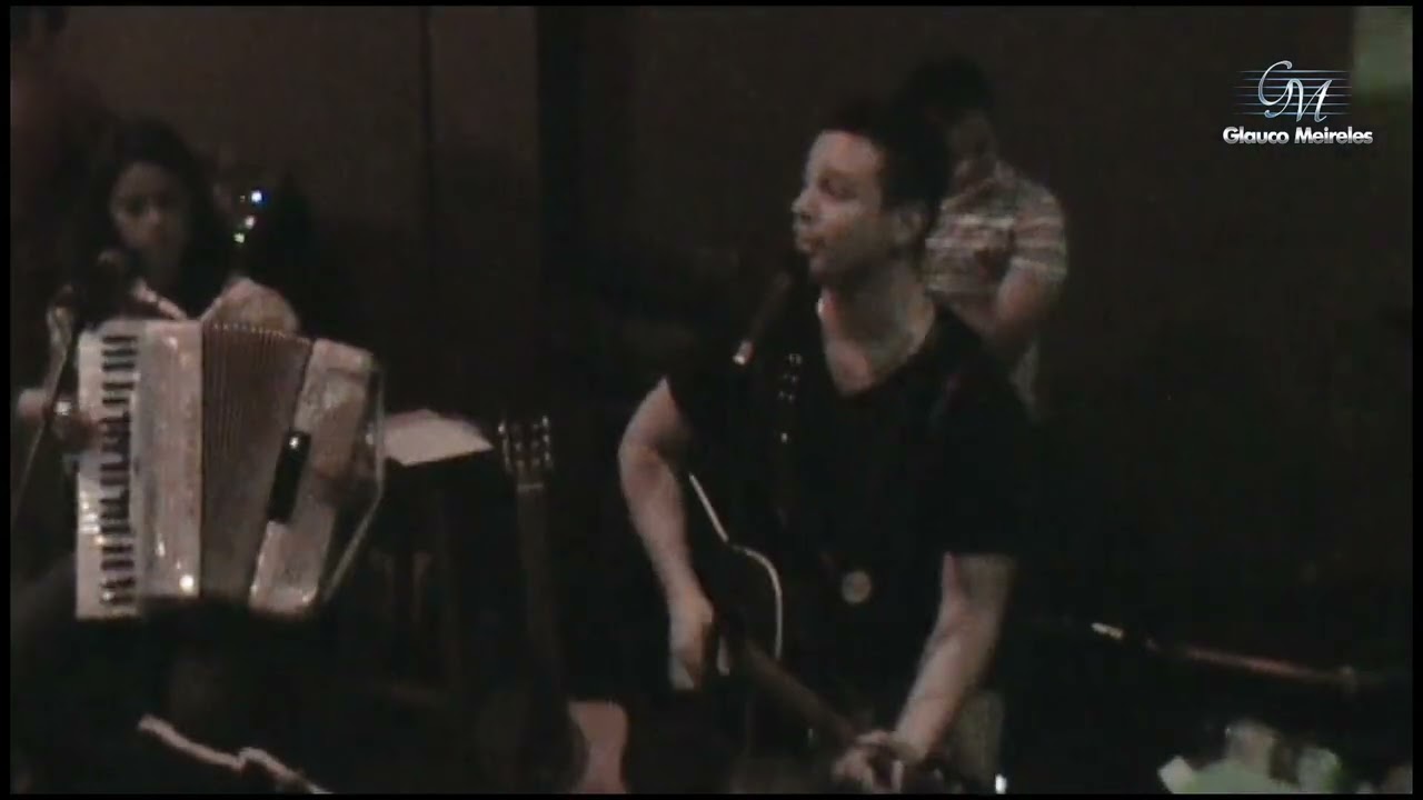 Lucy Alves e Glauco Meireles juntos no palco.