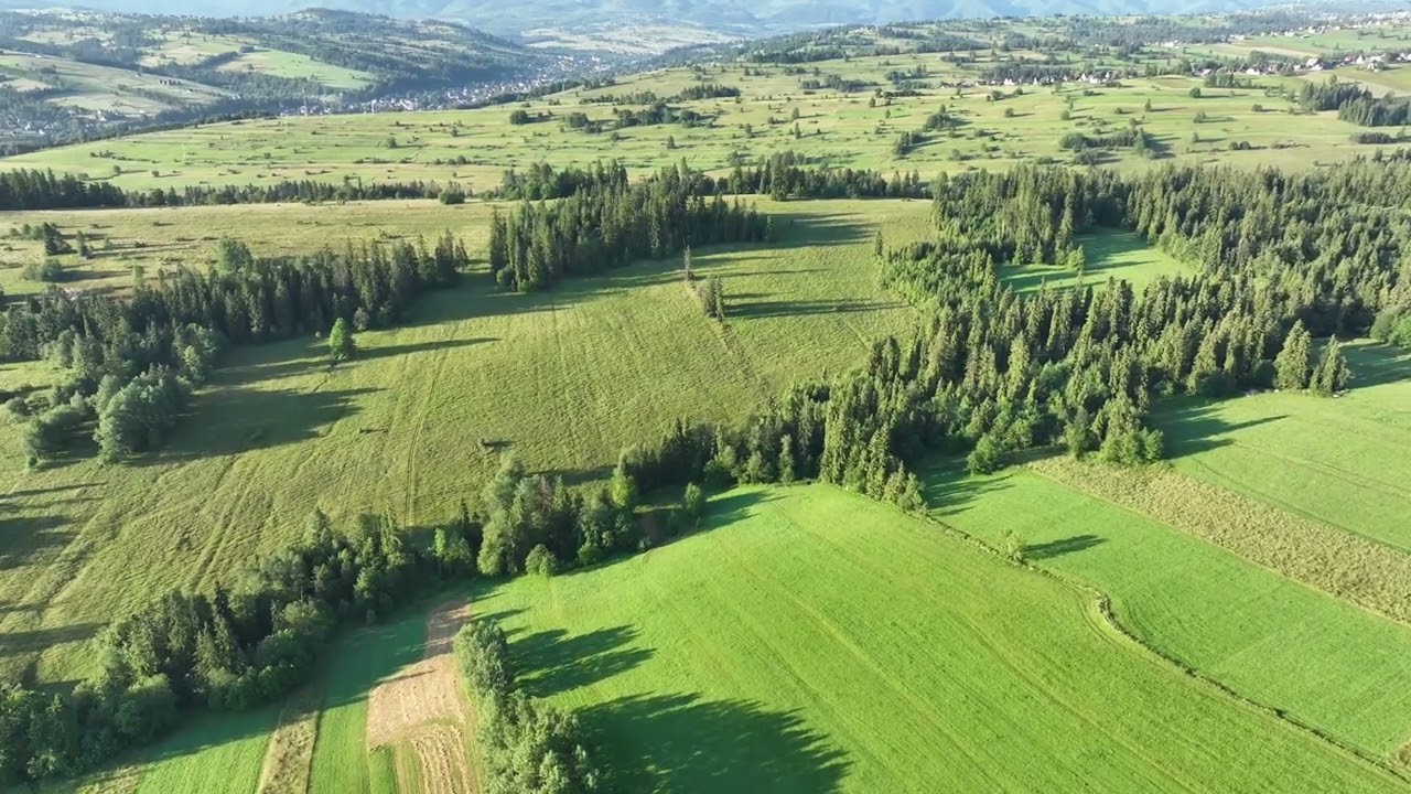 Tatry z podkładem muzycznym, widok z drona. Przepiękny wchód słońca i szczyty gór.