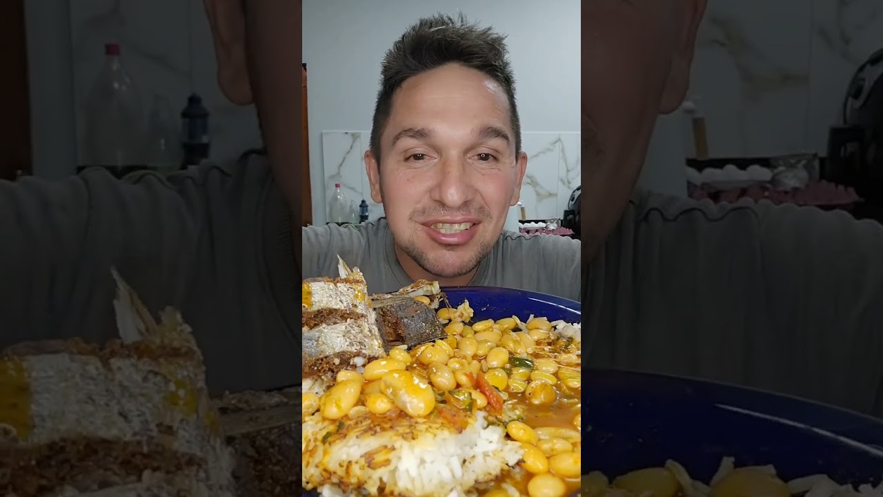 Peixe frito com arroz e fáva 