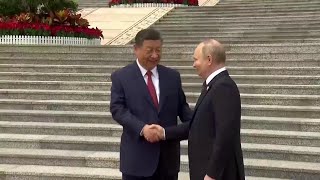 Putin in visita a Pechino, la stretta di mano con Xi in piazza Tienanmen