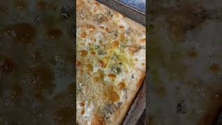 Focaccia ai 4 formaggi bianca