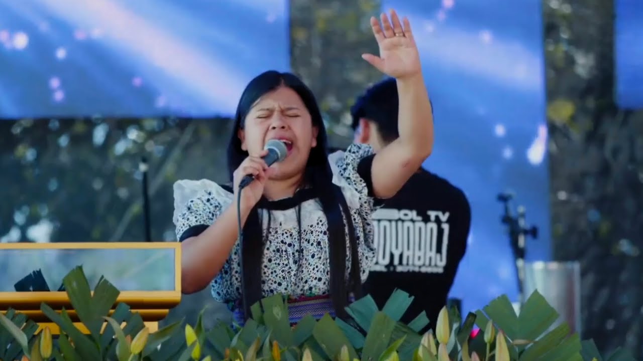 Los Coros // Solista Lea Cristina junto con la Banda Transfiguración