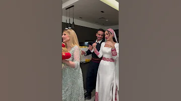 دخول شيرو و شهد لحفلة الحنة وسط رقص عائلتهم 