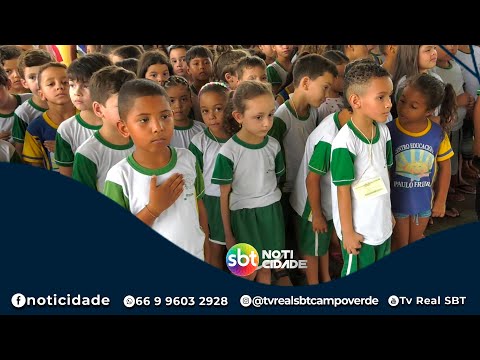 Ato cívico com objetivo de despertar o patriotismo é realizado com alunos da Escola Paulo Freire