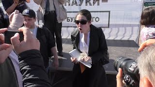 Православные активисты разрывают книги на митинге в поддержку "Династии"  - РЕАЛЬНОСТЬ.Новости