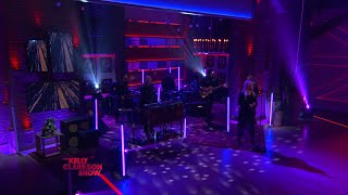 Kelly Clarkson Covers ‘Black Velvet’