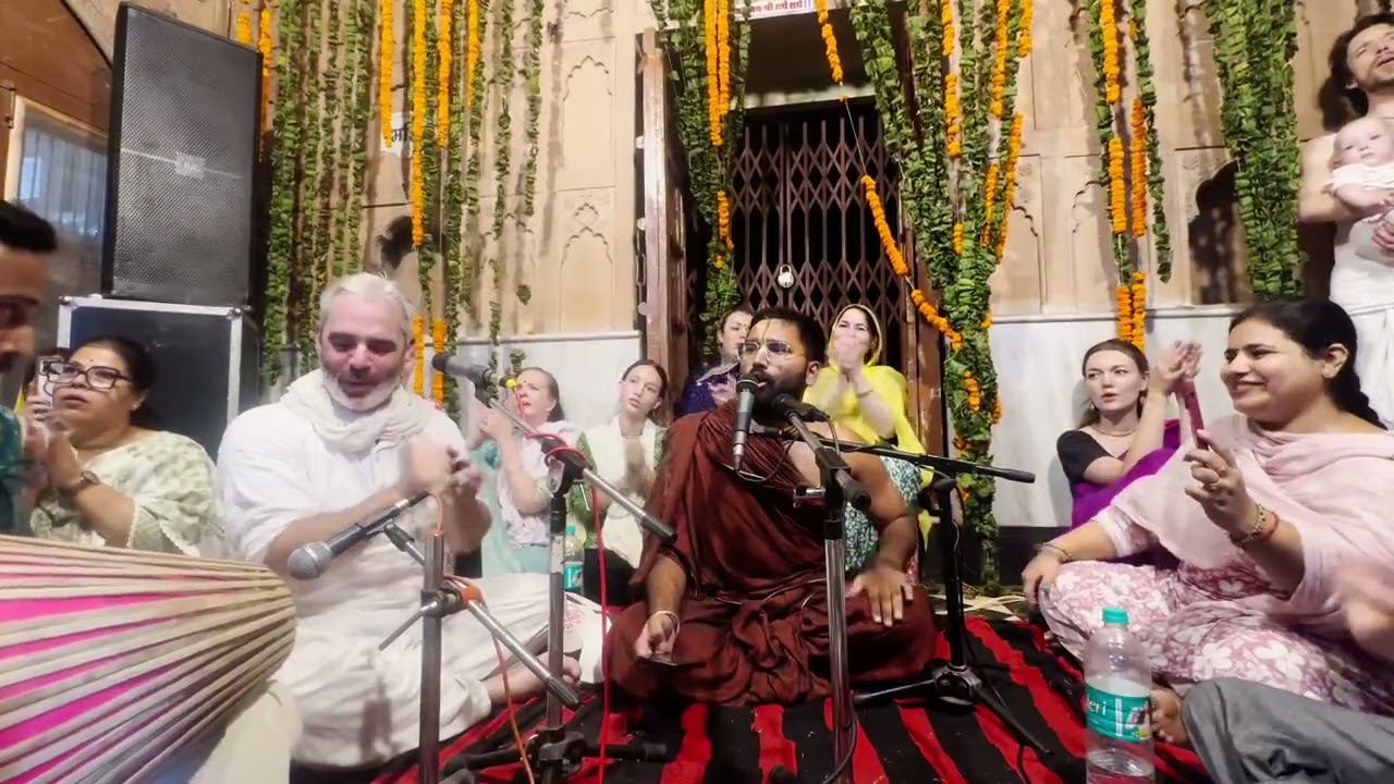 Radharaman Kaho | A Beautiful, Mesmerising Family Kirtan