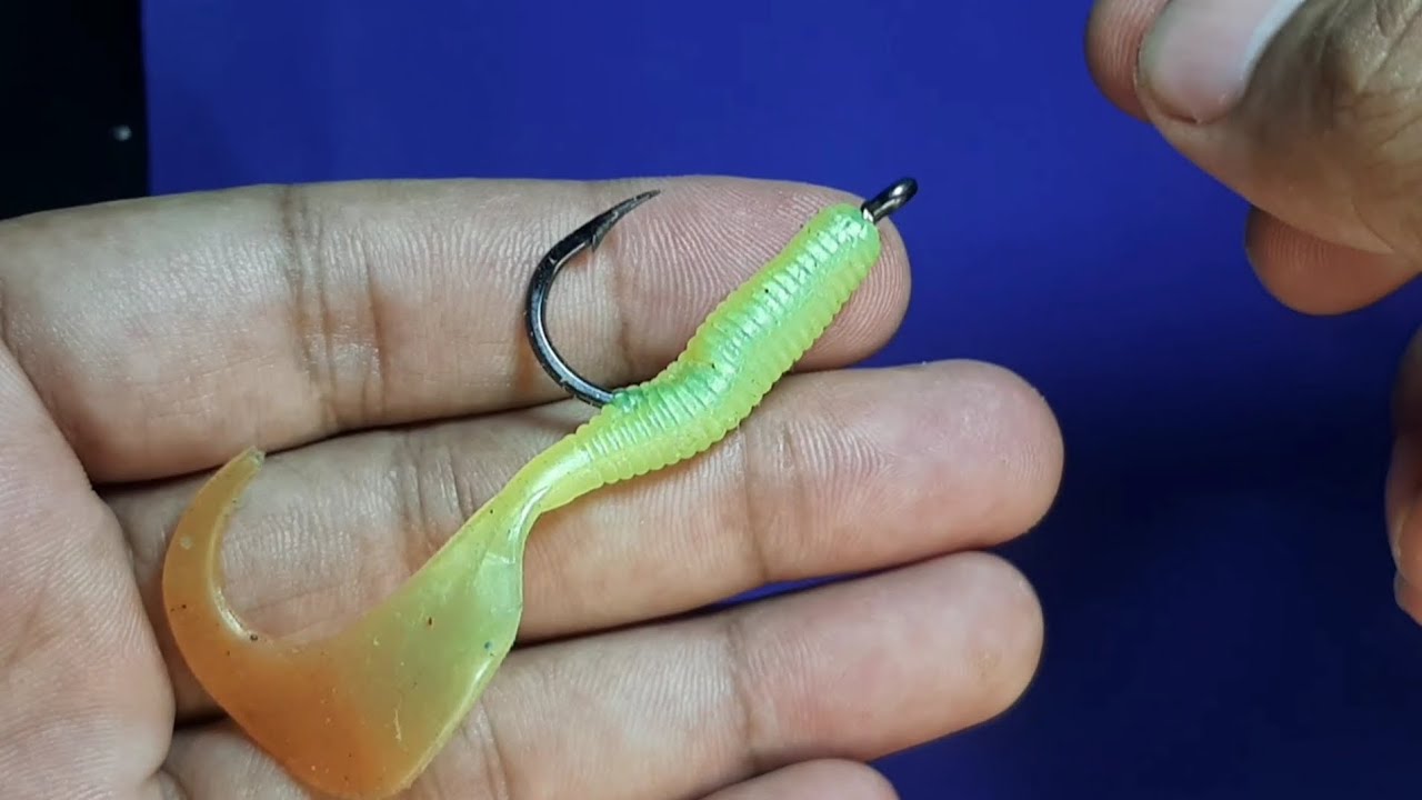 It's very easy, here's how to set fake bait to trick fish. - YouTube
