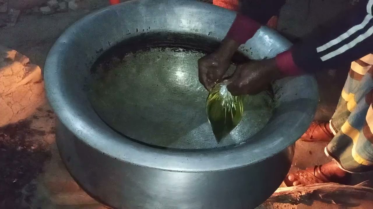 বাড়ৈখালী শ্রীনগরে রান্না হচ্ছে।  বিরিয়ানি 