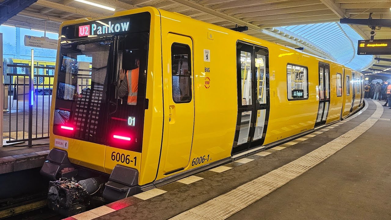 Präsentierung der Neuen Baureihe JK am 11.1.2024 am Olympiastadion mit dem hilfsgeräte Zug