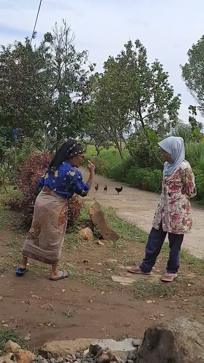 nenek nenek berkelahi
