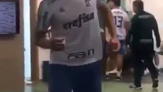 Zagueiro Monstro Passando Em Sua Tela